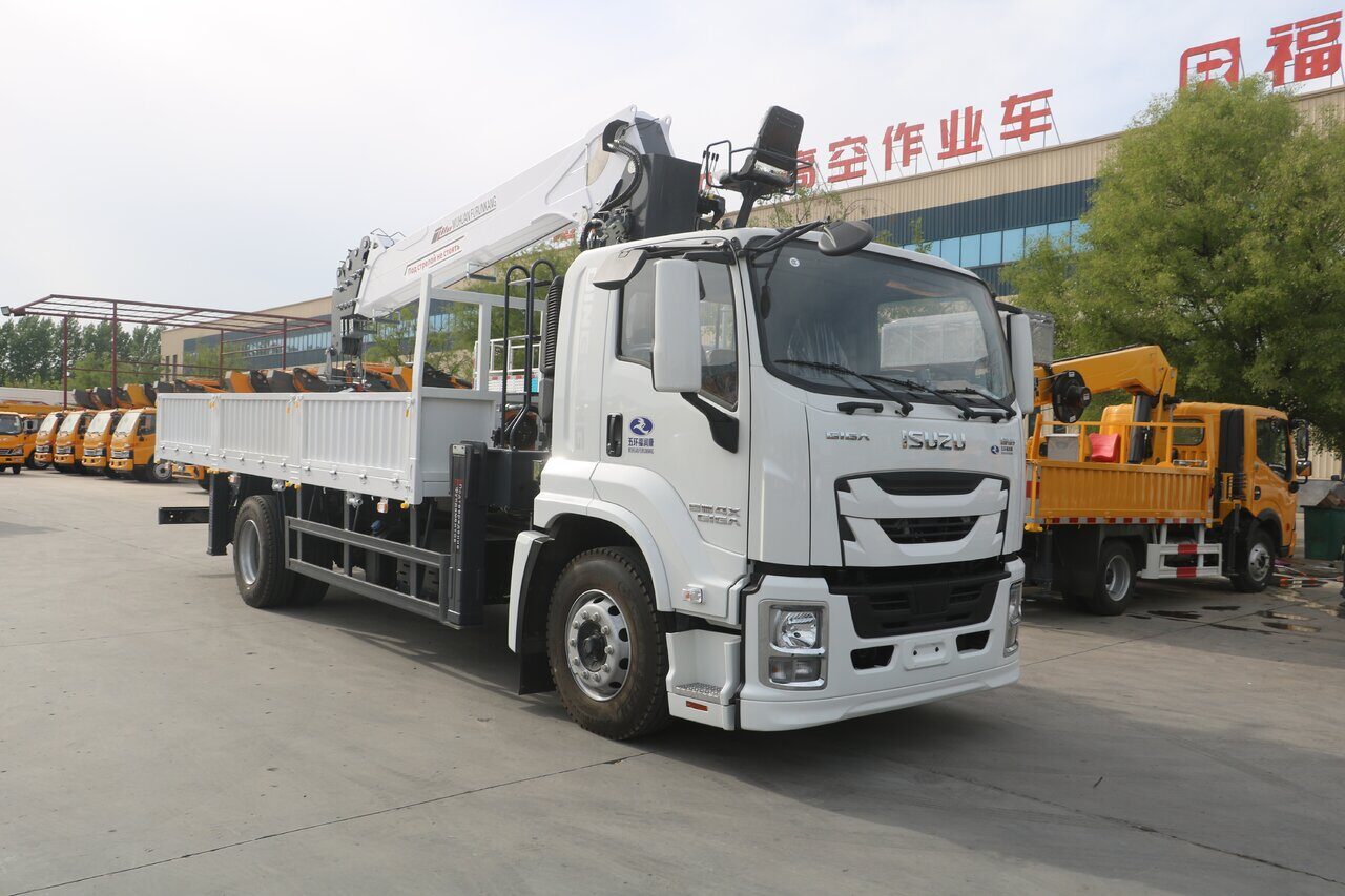 Бортовой ISUZU GIGA с КМУ Hercules S200