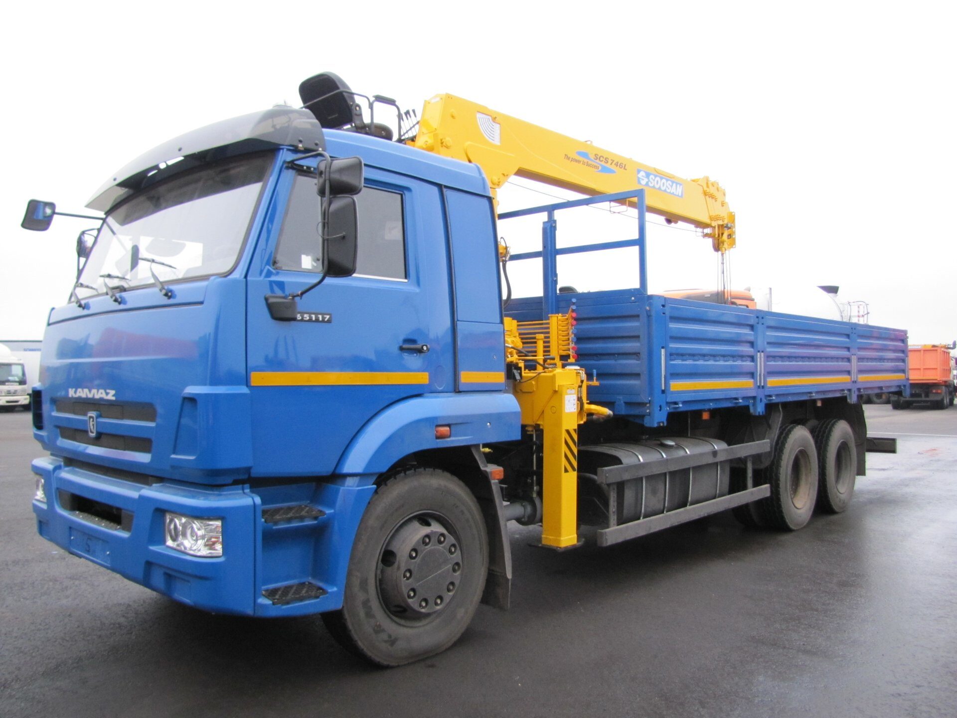 Бортовой КАМАЗ-65117 с КМУ Soosan SCS746L