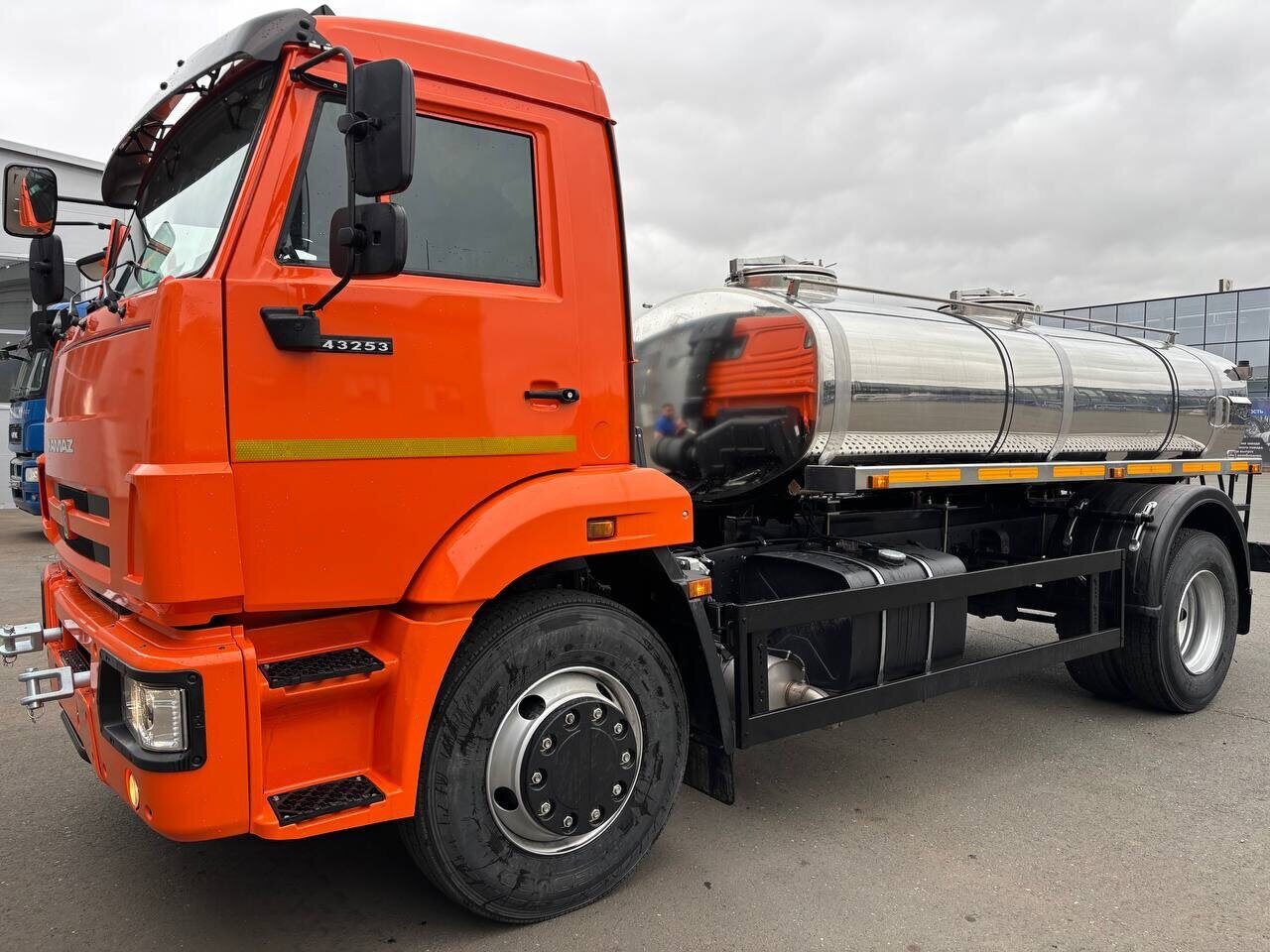 Молоковоз (водовоз) на базе КАМАЗ-43253 (цистерна 5000 л)