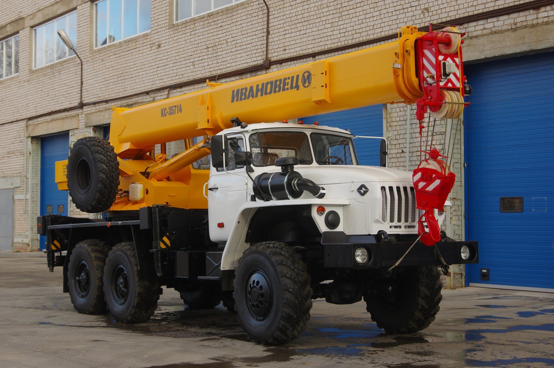 Автокран Ивановец КС-35714