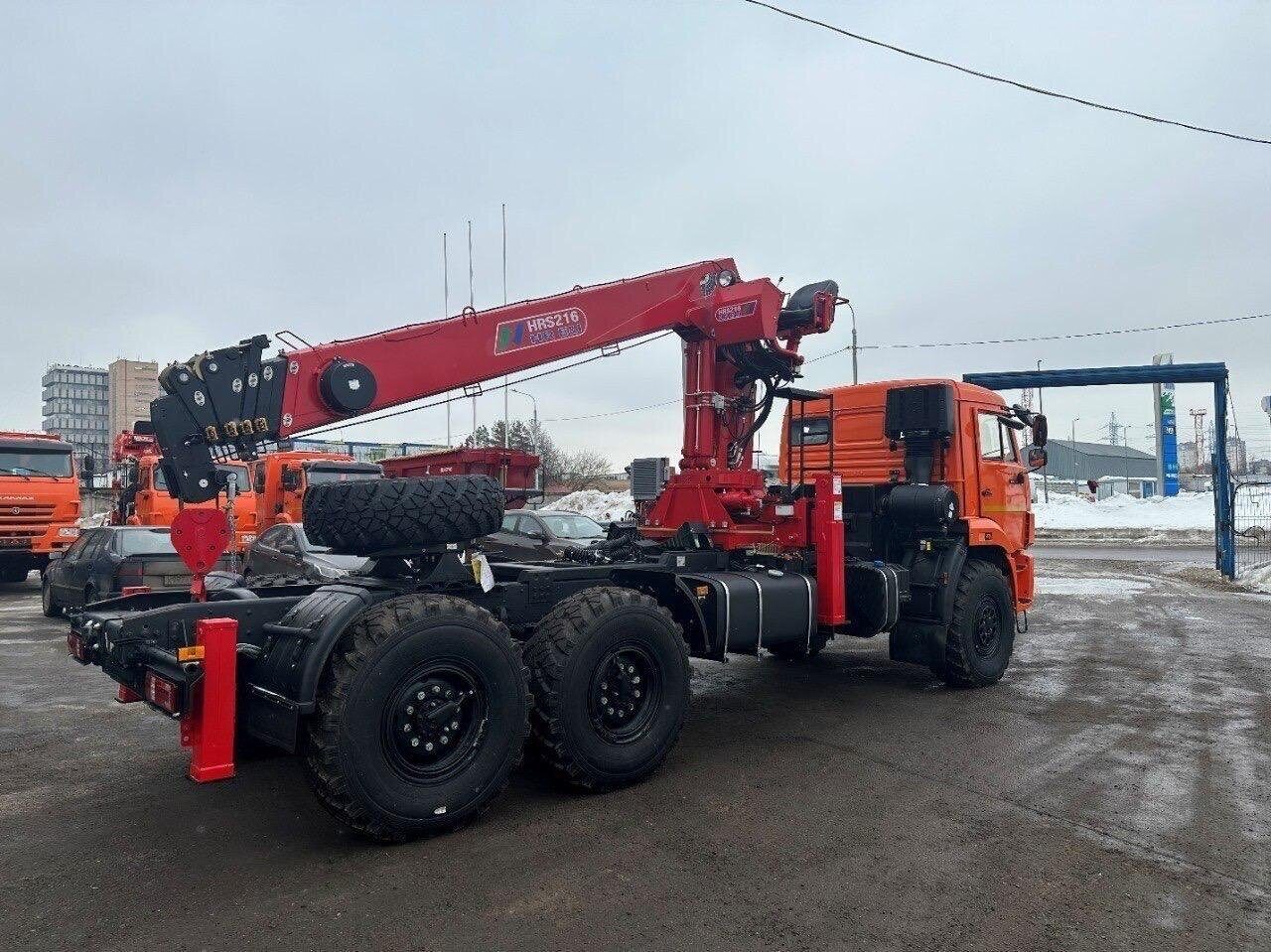 Седельный тягач КАМАЗ-43118 с КМУ Horyong HRS 216
