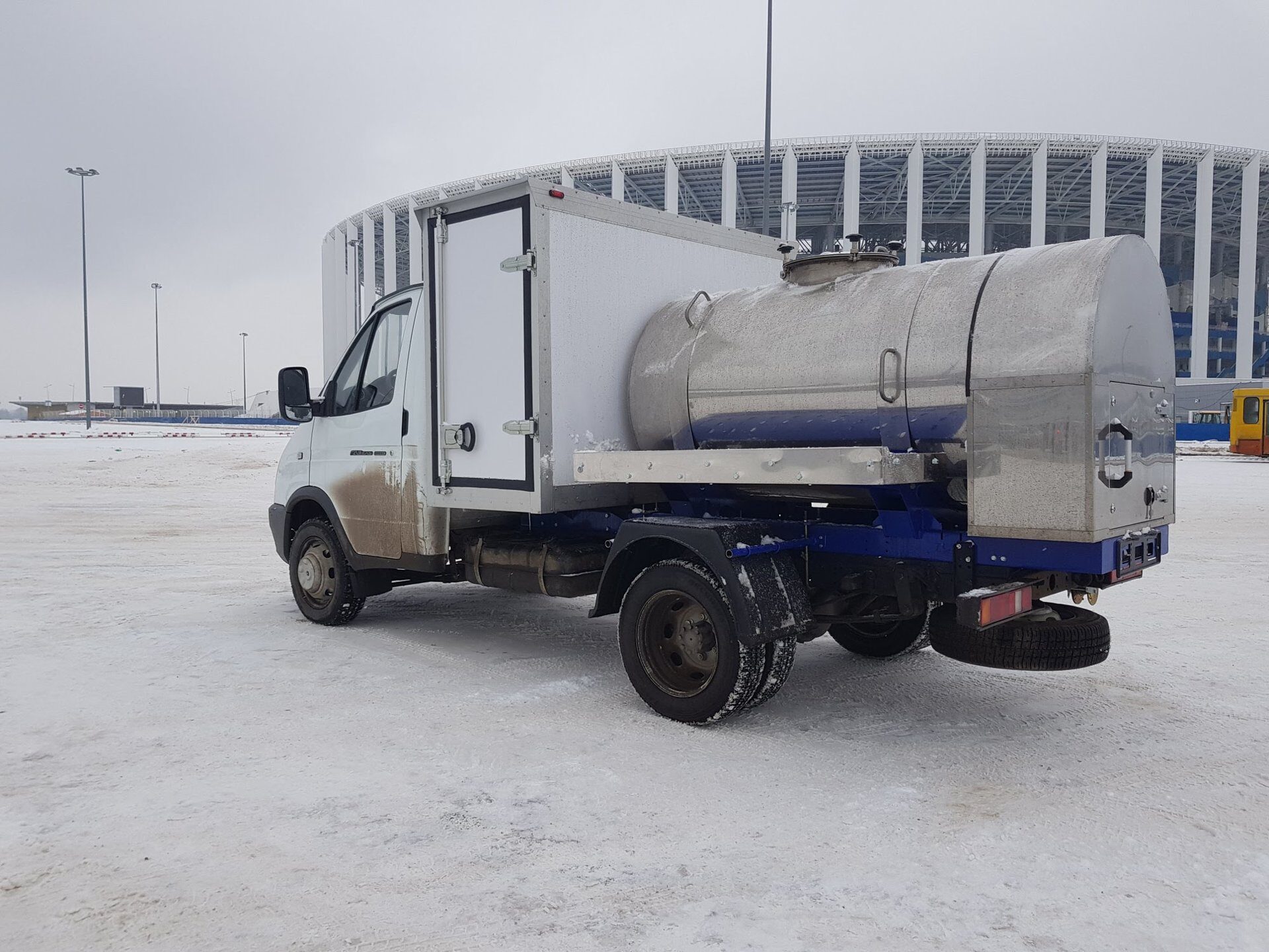 Автоцистерна с фургоном на базе ГАЗ-33025