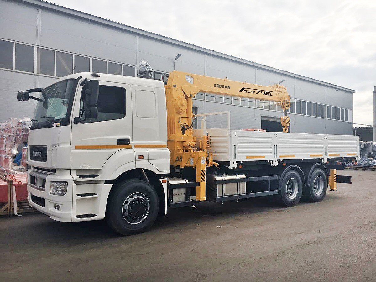 Бортовой КАМАЗ-65207 с КМУ Soosan SCS746L